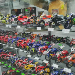 /img/48167-diecast-bike-collection-storage.webp