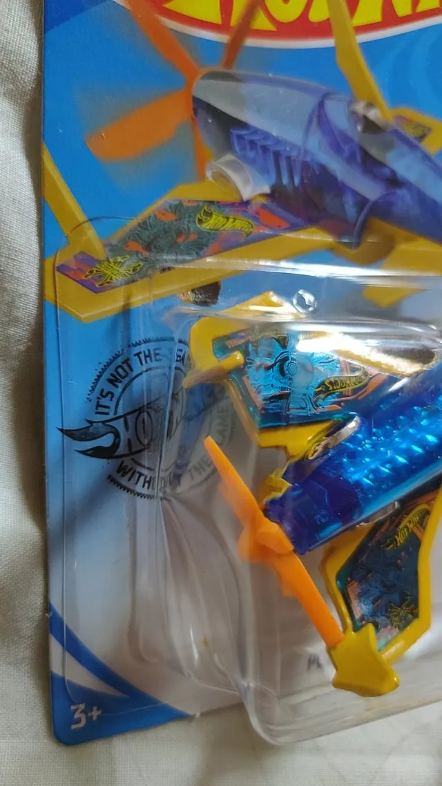 48218 kids playing with diecast toys