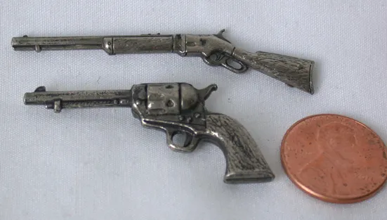 /img/48226-miniature-diecast-gun-display.webp