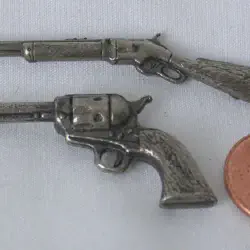 /img/48226-miniature-diecast-gun-display.webp