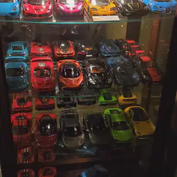 /img/48309-diecast-car-display.webp