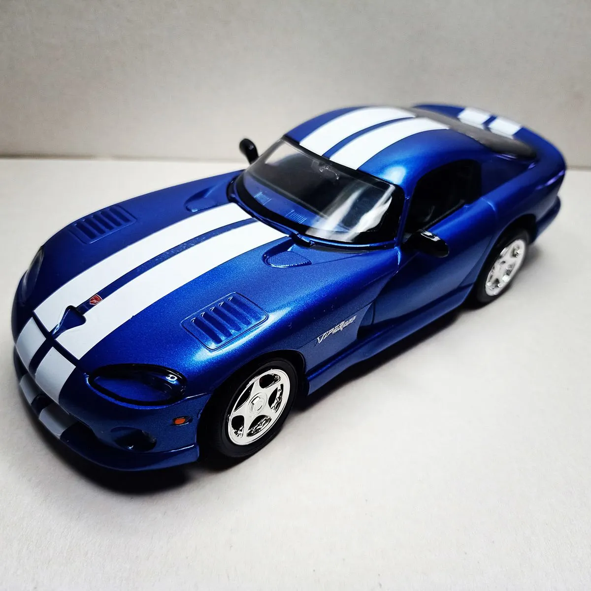 48332 dodge viper diecast models overview