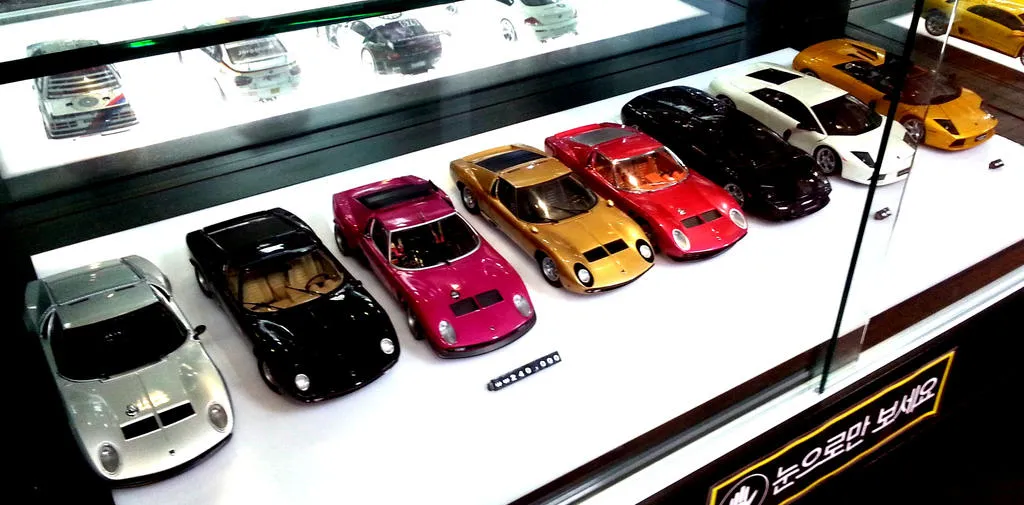 /img/48432-diecast-collection-display.webp