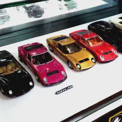 /img/48432-diecast-collection-display.webp